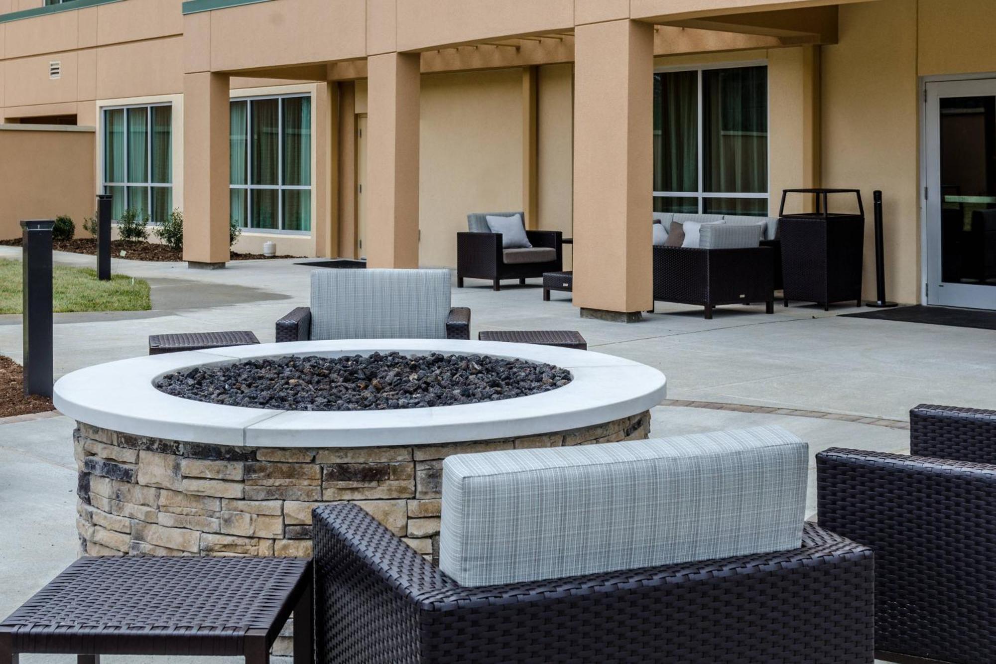Courtyard By Marriott Somerset Exterior photo